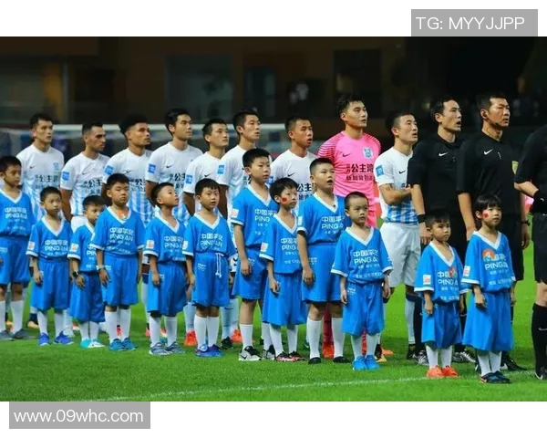 足球球星与孩子们的温馨互动瞬间：爱与梦想的传递与共鸣